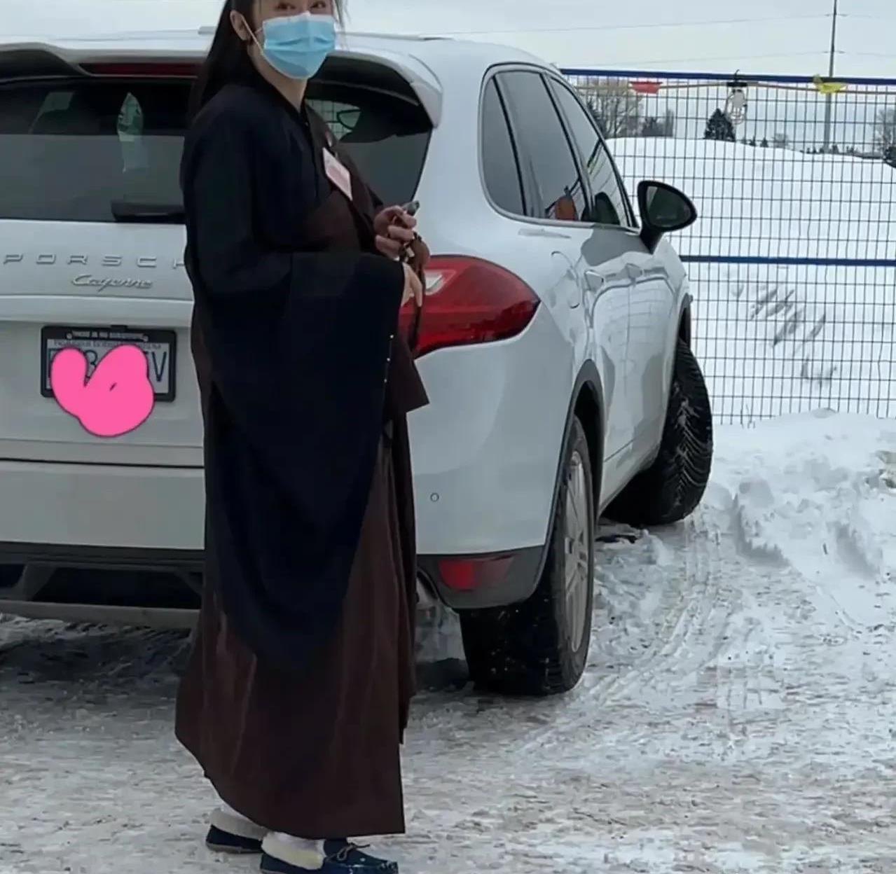 王祖贤|许久没有消息的王祖贤罕见发文晒照,眼神忧郁状态差,配文太过意味深长