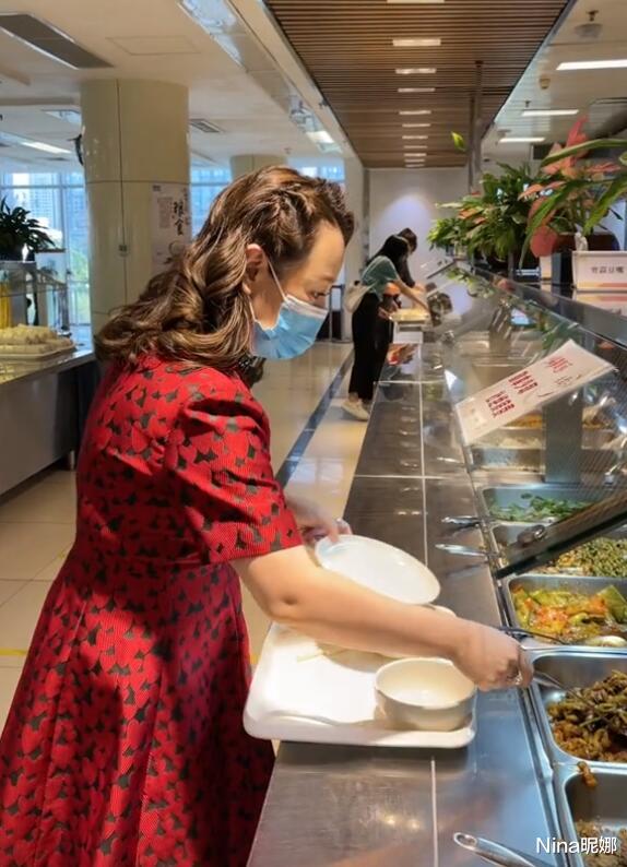 关凌|央视主持关凌吃自助餐，穿红色短裙就吃蔬菜身材富态，侧颜五官有旺夫相