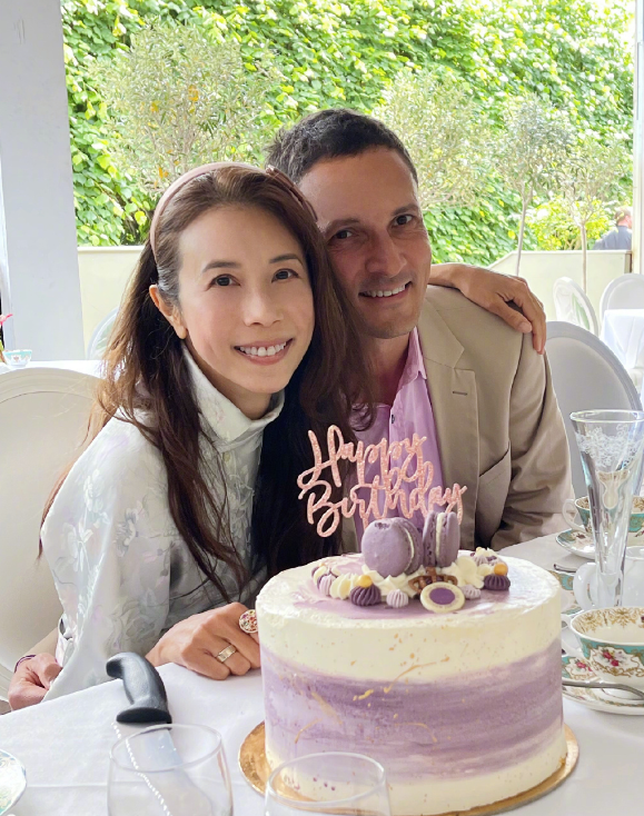 |52岁莫文蔚晒照庆生！与德国老公相拥合影太甜蜜，当后妈也很开心
