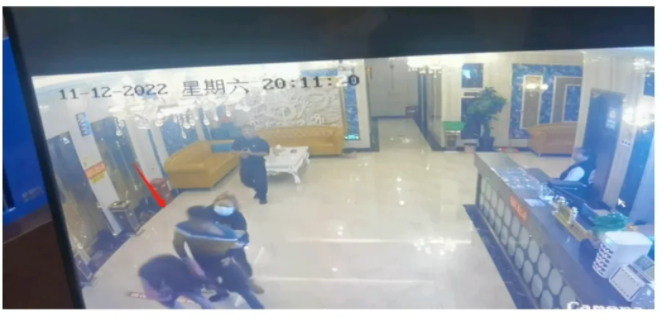 贵州黔东南,赵女士是KTV的一名服务员,平日里负责为客人上果盘