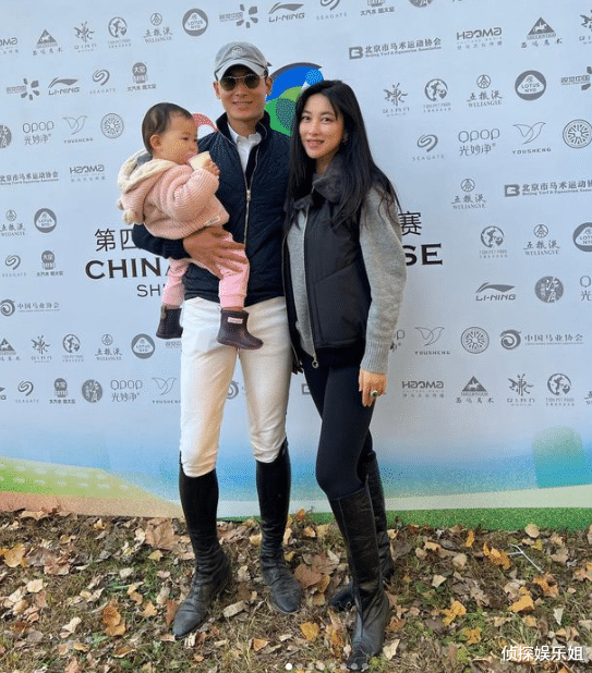 朱珠|朱珠晒一家三口出游，王昀佳抱着女儿跳舞，一岁王珠宝肉嘟嘟萌翻