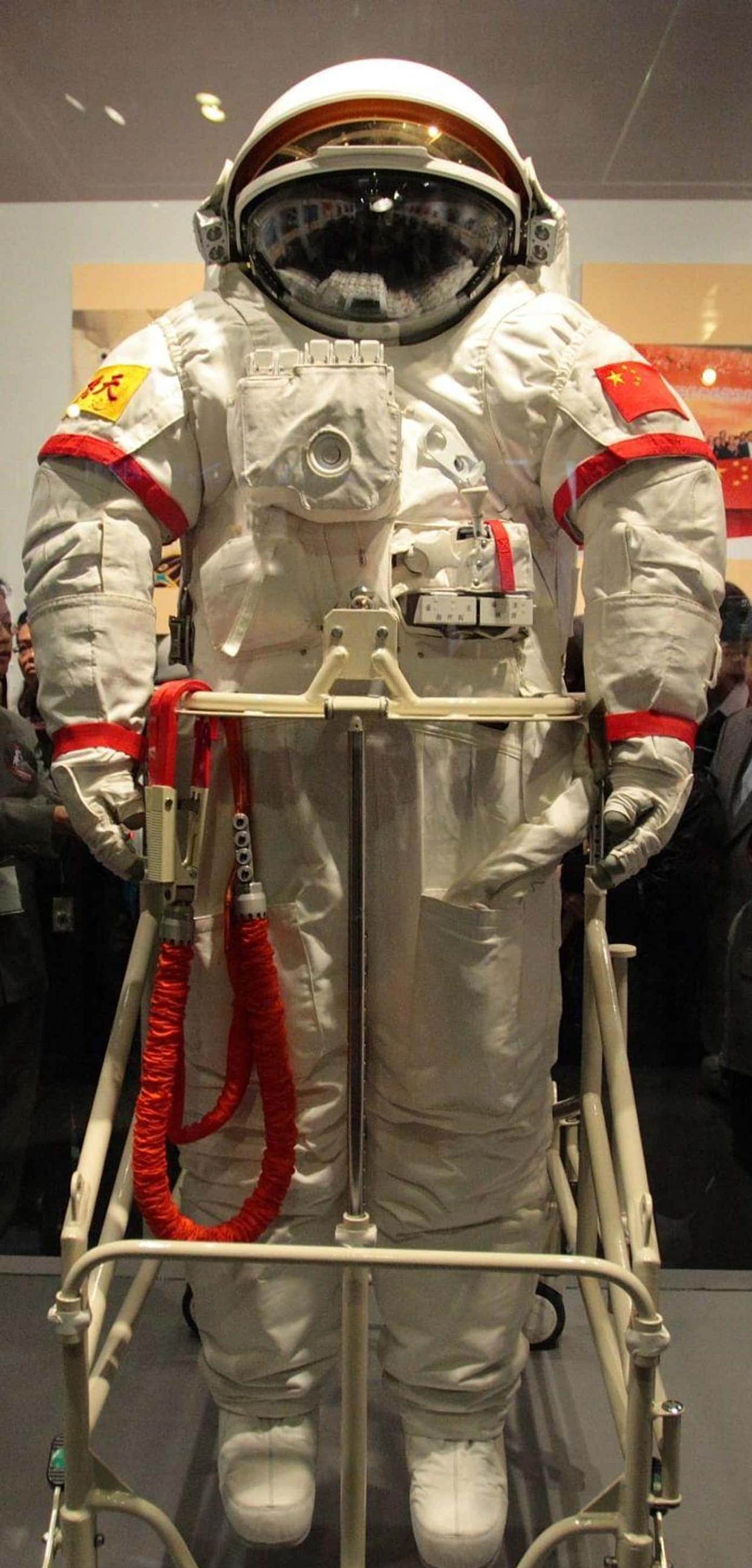 宇航服在几十年里，造型都有了哪些变化？最初这款设计让人意外！