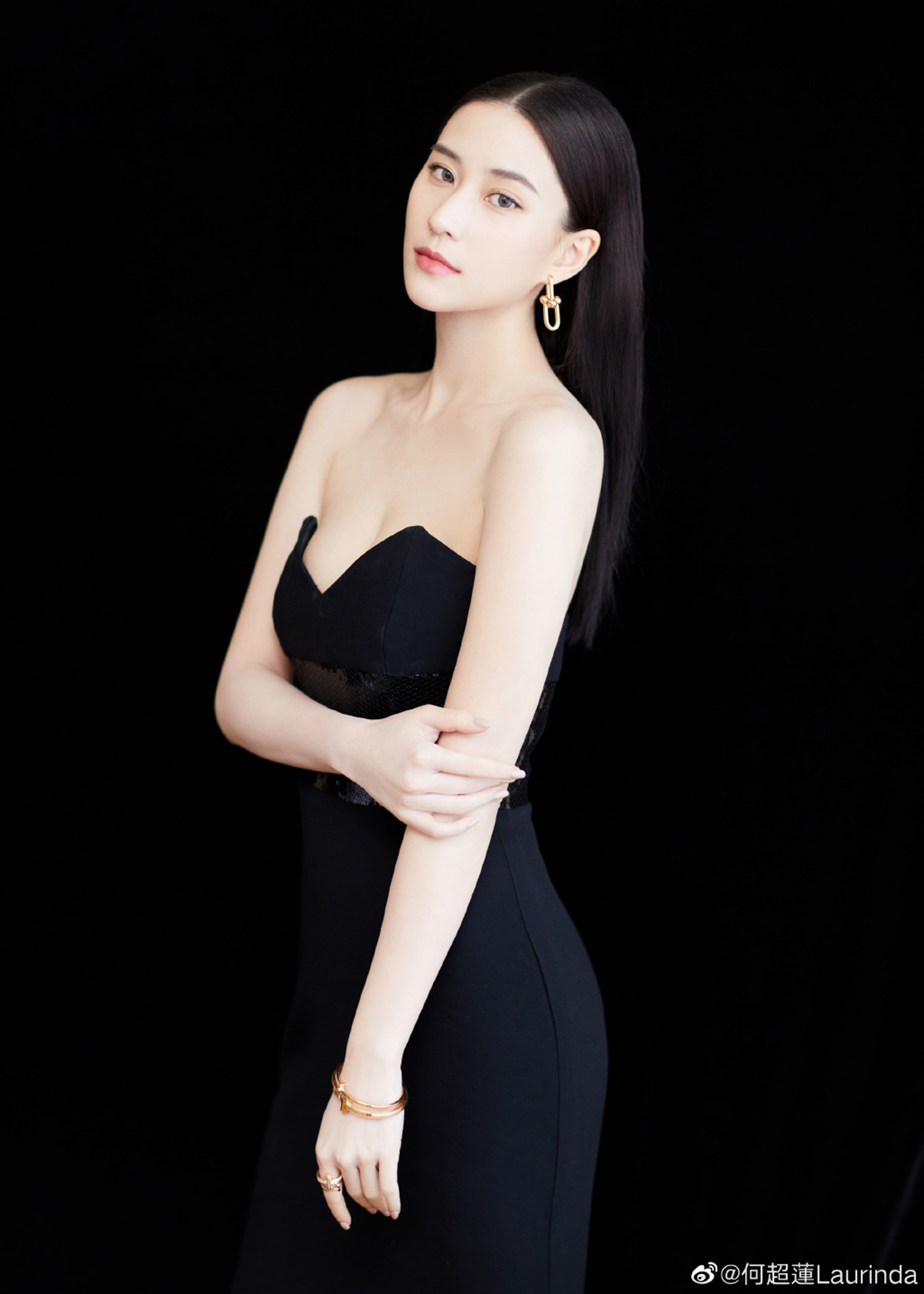 |赌王最美千金怀孕再添锤，小腹高高凸起藏不住，姐姐嫁给消防员