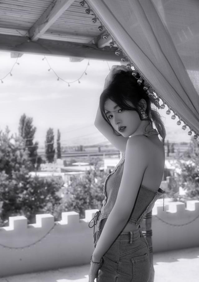 鞠婧祎|鞠婧祎穿牛仔套装露香肩美背!肌肤吹弹可破太性感撩人