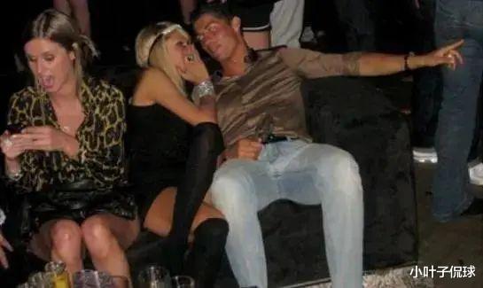 金·卡戴珊|希尔顿与金·卡戴珊合影，41岁韵味十足，曾2次与C罗酒店过夜