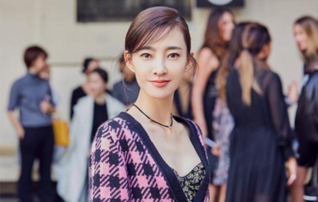 王丽坤|王丽坤国外活动照曝光，形象反差太大惹争议，评论区污言秽语