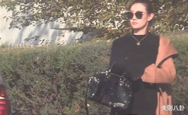 王宝强|王宝强女友开大G现身，素颜状态超差，又是宿醉的一晚？