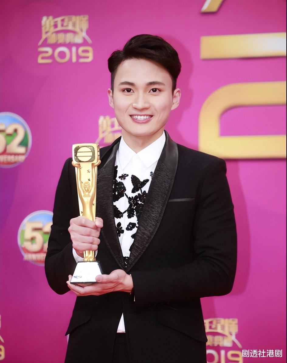 TVB|直接！TVB当红小生新剧与女神小花拍吻戏，难掩激动：当然把持不住