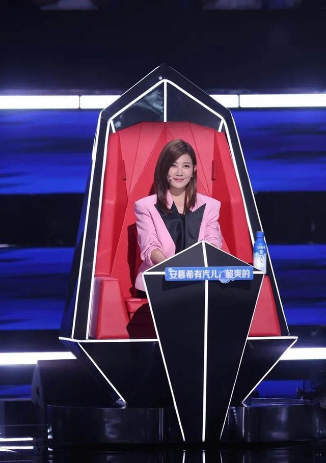 梁静茹|《好声音》梁静茹逢人必转引热议，而蔡子伊被质疑拿了剧本