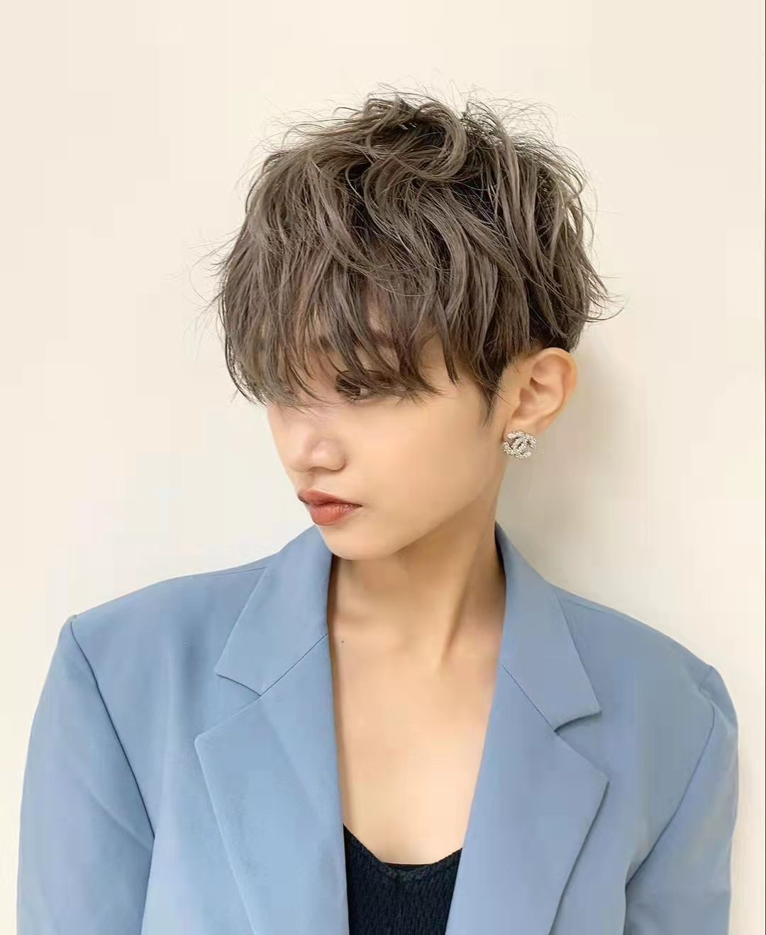 抽脂 时尚减龄的短发，当属“时髦色+纹理烫”最流行，显脸小又显气质