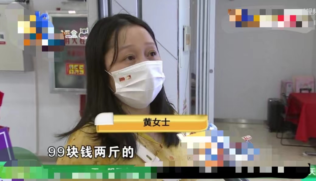 浙江杭州,一女子在“盒马”生鲜百货,看到活的皮皮虾99元2斤