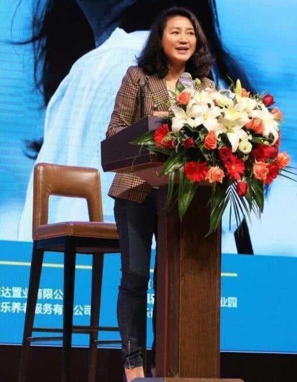 西装 王小丫也难逃中年发福！穿紧身裤小粗腿肉感足，满月脸真有旺夫相