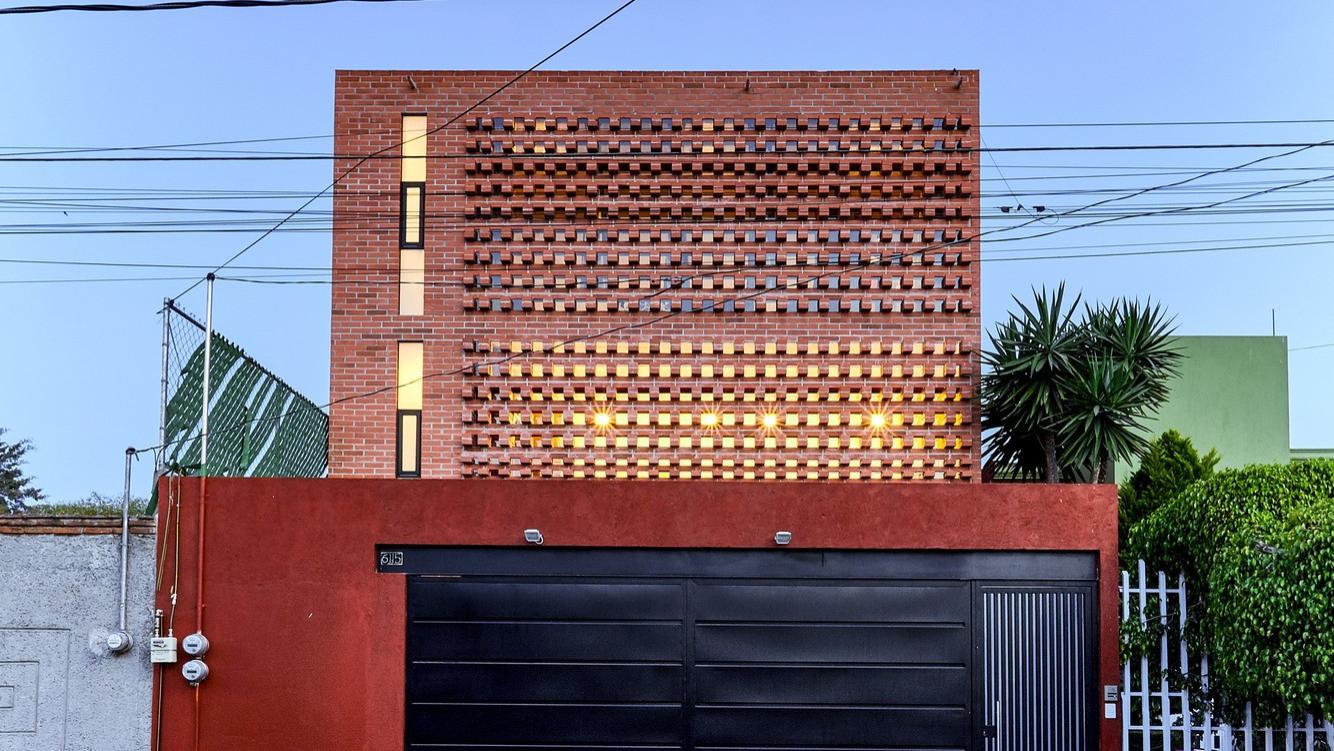 质朴红砖构筑的现代私宅：三层体量中隐藏了两套居住空间