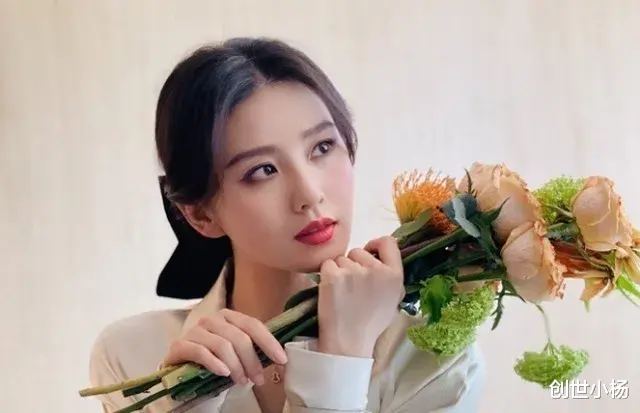 刘诗诗|刘诗诗在外吃甜品, 阳光照在脸上一瞬, 这皮肤颜色确定真实存在