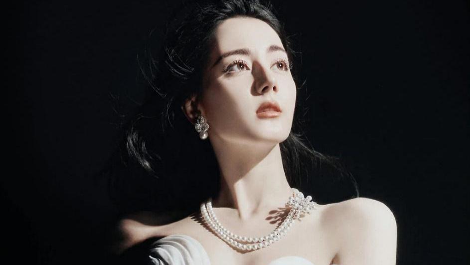 迪丽热巴|迪丽热巴费加罗封面曝光，白色抹胸长裙，飘逸灵动，又欲又仙