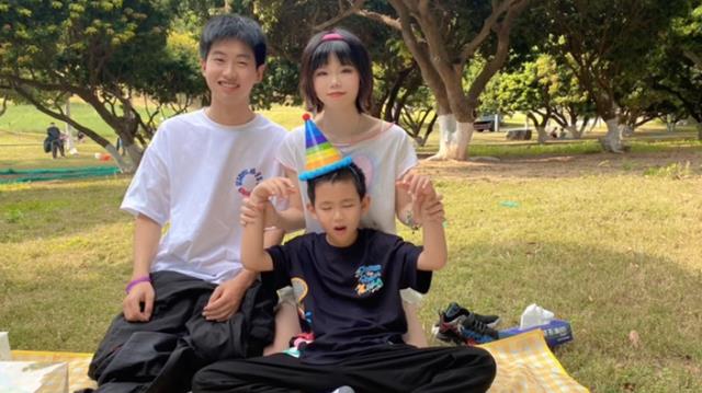 孙悦|孙爸纵容未成年饮酒?孙卓大口喝伏特加遭吐槽,网友:想清楚再说