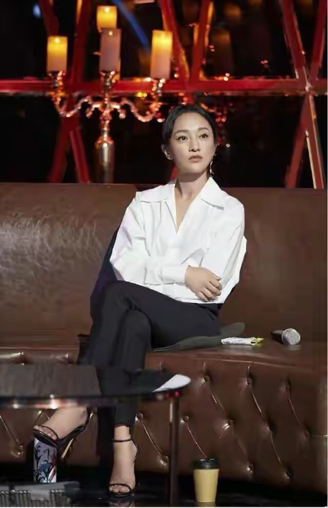 周迅|这真的是周迅吗？一头斑马纹杀马特造型，怎么变得如此的年轻时髦 。