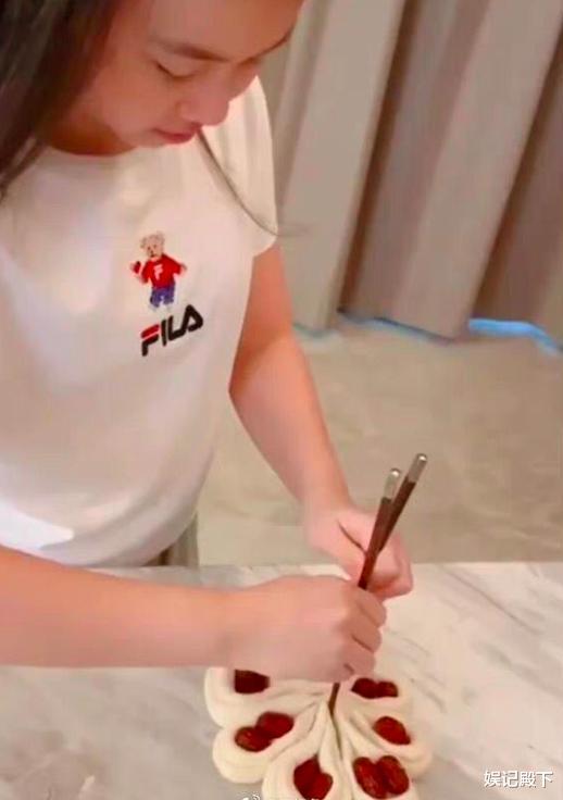 刘涛|刘涛女儿太优秀了,小小年纪不仅漂亮还贤惠,被赞新一代国民媳妇