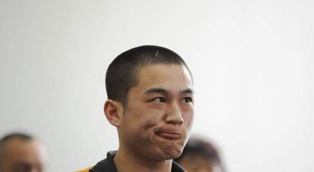2011年,20岁打工者因“加班”砍死一对母子,法庭上微笑“求死”