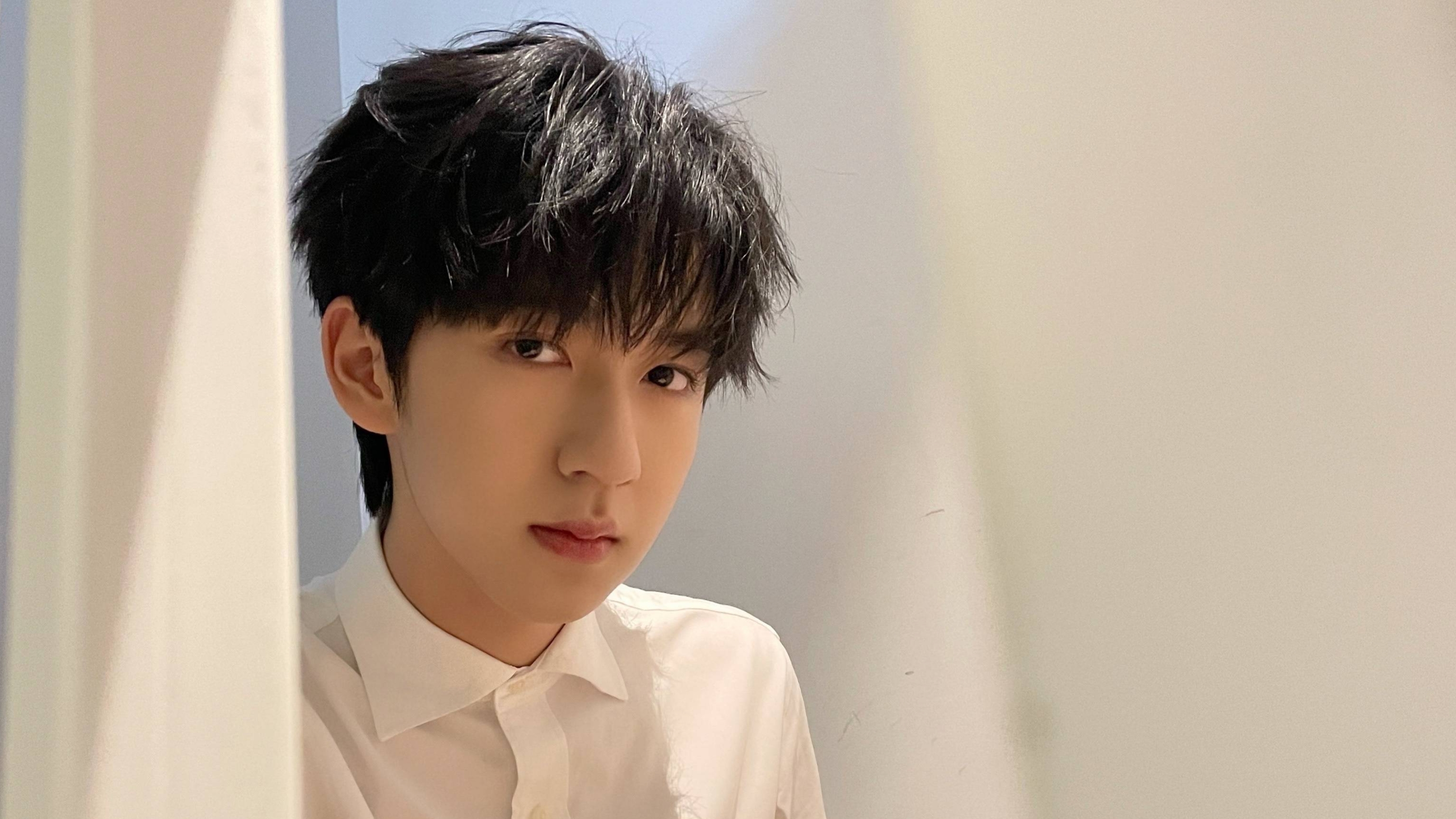 贺峻霖|还有三个多月成年的贺峻霖，他好像知道自己露额头会很帅气