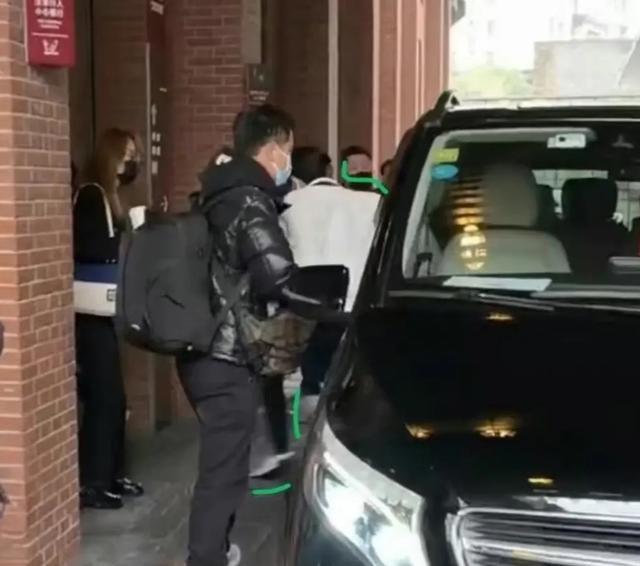 王一博|王一博出席香奈儿晚宴，众人期盼香啵啵，结果等了一片寂寞