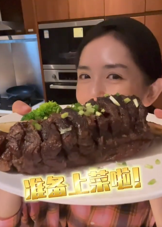 谢娜|谢娜素颜为老公孩子做烤肉，牛排骨比脸还大