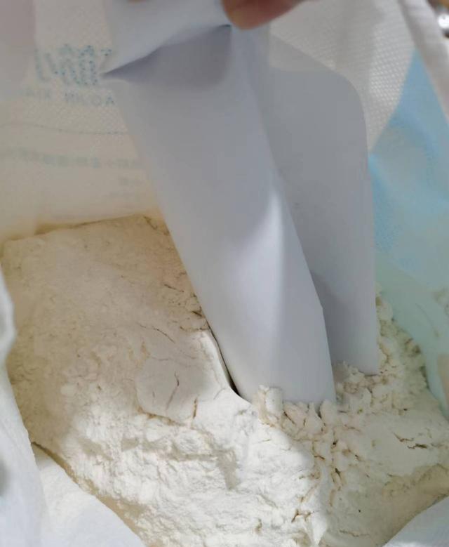 原来面粉里放“一张纸”,不生虫不结块,建议看完赶紧告诉家里人