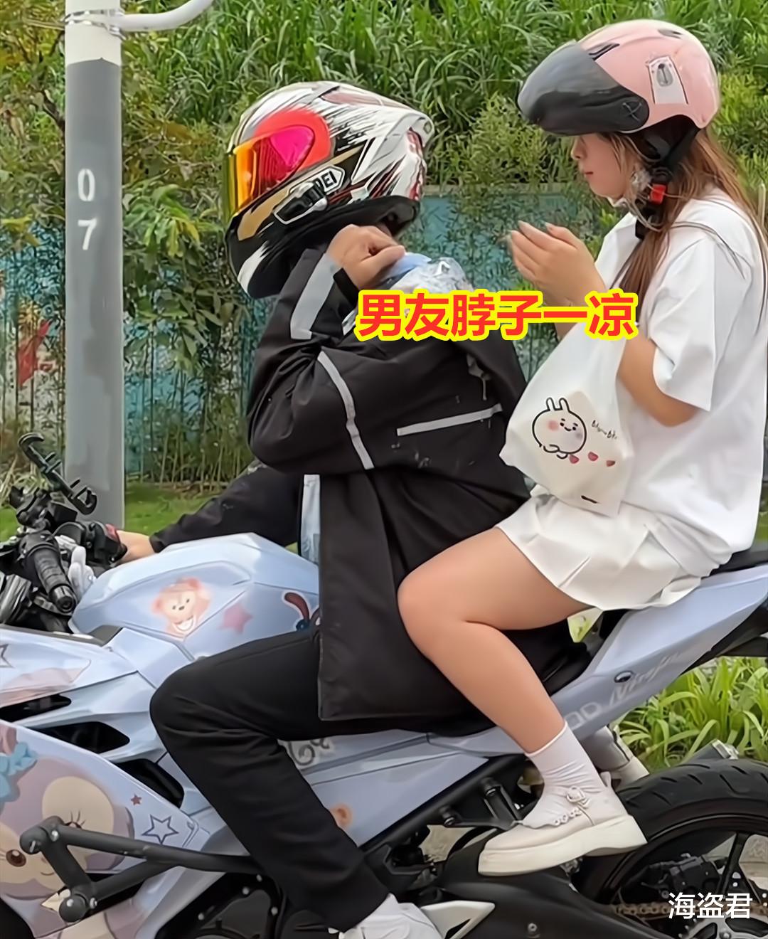 女子后座偷吃,咬一口奶油“滋”男友脖子上,他嫌弃地擦回她腿上