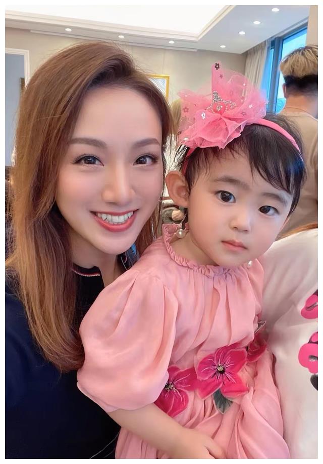 83岁刘诗昆为2岁女儿办生日宴，收众多礼物，宝宝超高颜值如公主