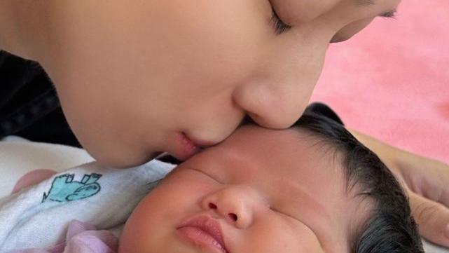 |钟嘉欣分享亲吻小女儿脸颊宣布第三胎女儿出生 一家五口握手照很有爱