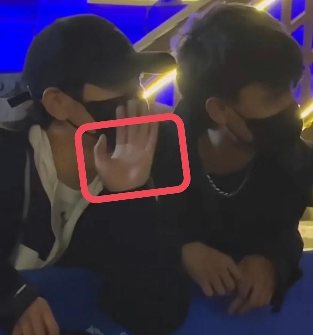怎么回事?孟鹤堂游玩被路人拍照,秦霄贤买烧烤“惨遭”网友调侃