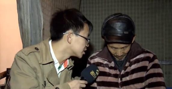 2021年,79岁老汉遭儿媳用铁锤暴打,又被儿子撵出门,邻居:该