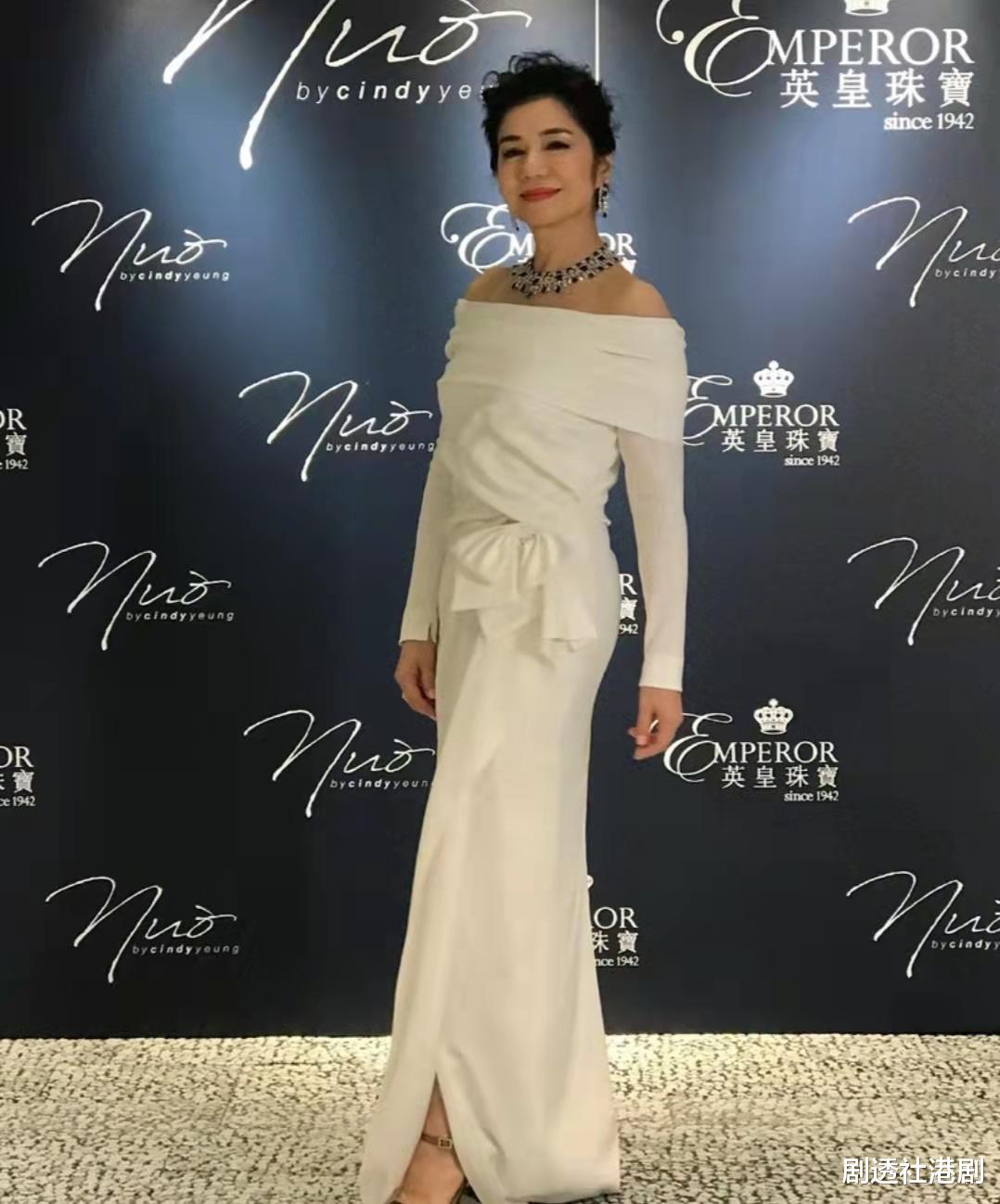 钟楚红|魅力不减!62岁钟楚红近况曝光,脸上已有明显皱纹但仍崇尚健康美