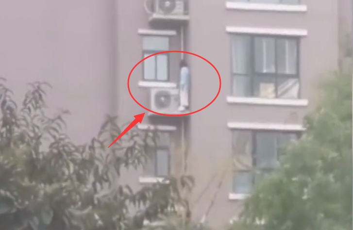 太冲动!河南一15岁女孩跳楼自杀,特警舍命救援被砸中当场倒地