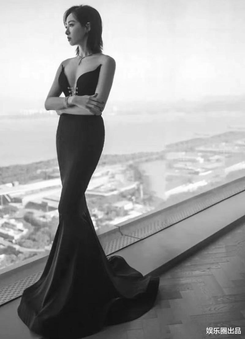宋茜|宋茜的氛围感大片火了,穿低领长裙坐在茶几上摆拍,引发争议