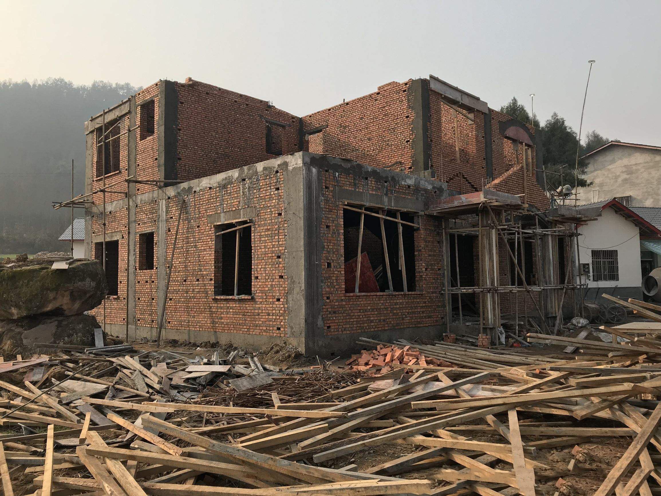 宅基地|农村建房是否必须四邻签字同意?