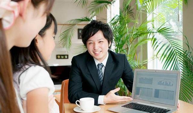 陪母亲看房发现商机，造就千亿商业帝国，让无数“房奴”买单