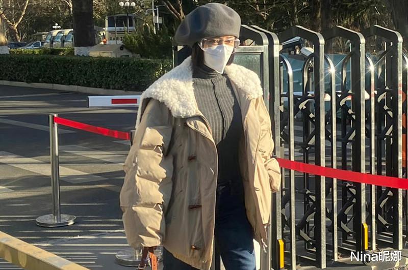 佟丽娅|事业爱情双丰收!秦岚穿夹克戴贝雷帽出席春晚彩排,恋爱后变贵气大小姐