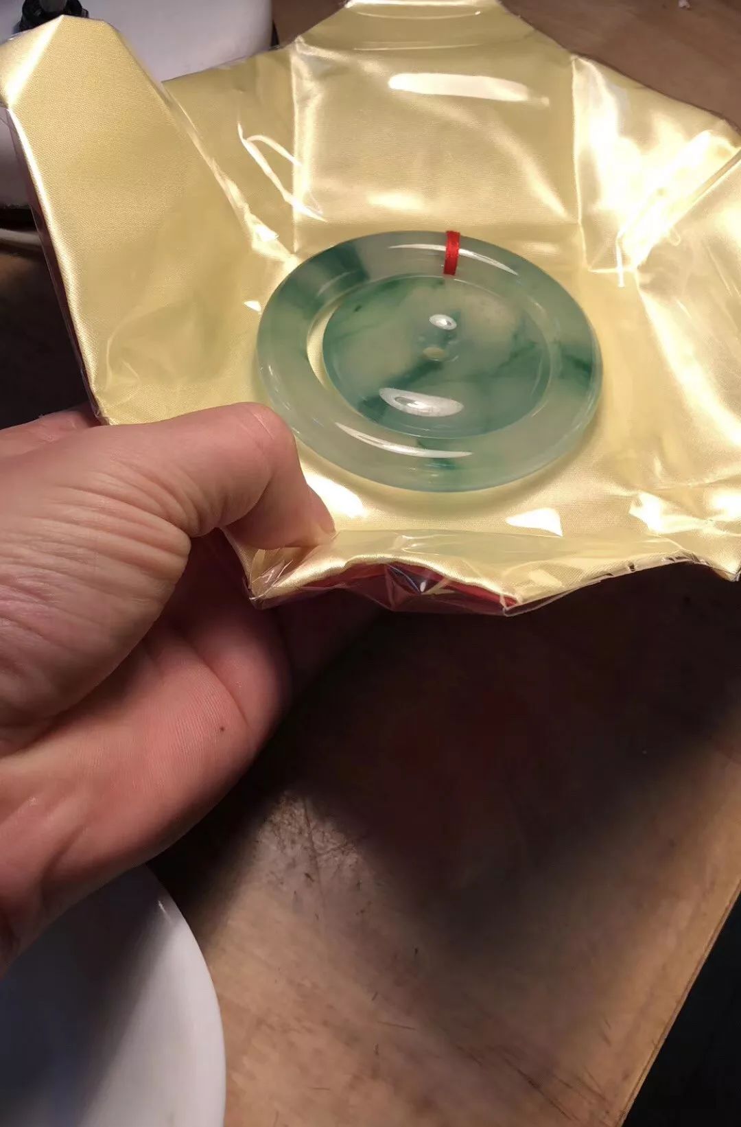 翡翠|不起眼的翡翠原石，切出少见的高冰种，仅一只手镯价格就7位数！