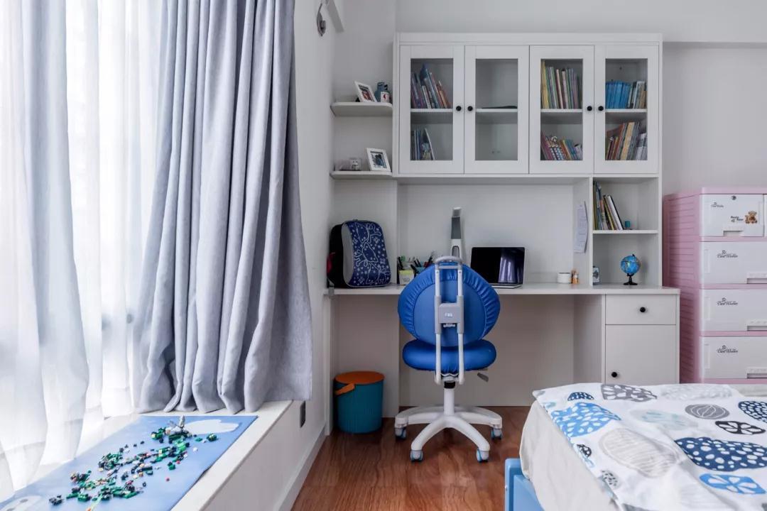 108㎡现代混搭，沙发背景墙上打个收纳吊柜，效果太出乎意料