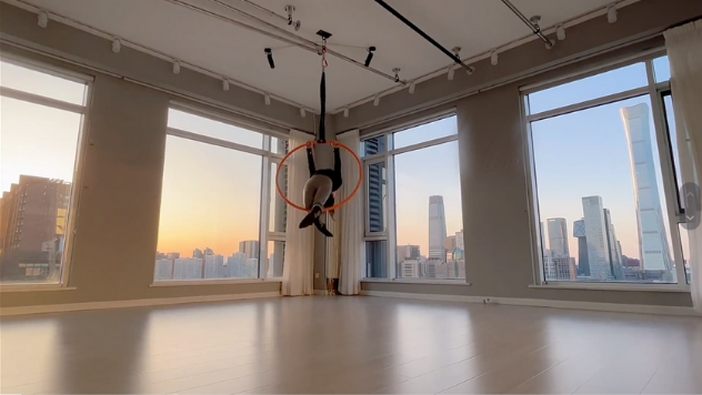 柳岩|42岁柳岩穿紧身衣秀丰润身材，吊环大玩瑜伽，一双长腿太吸睛