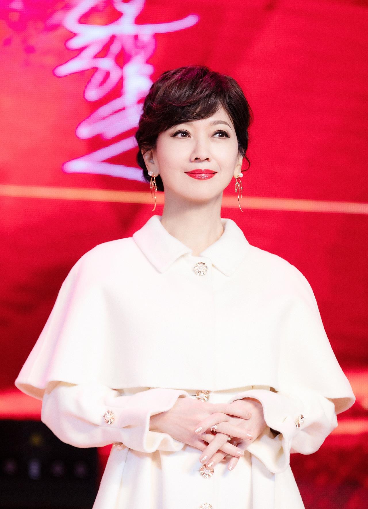 赵雅芝|赵雅芝优雅地老去,年近70 的不老女神,全靠p图装嫩