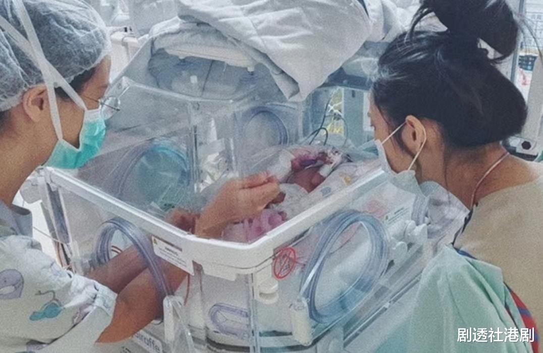 早产|心痛！知名港星小女儿因早产体重仅2斤，在保温箱内身体插满喉管