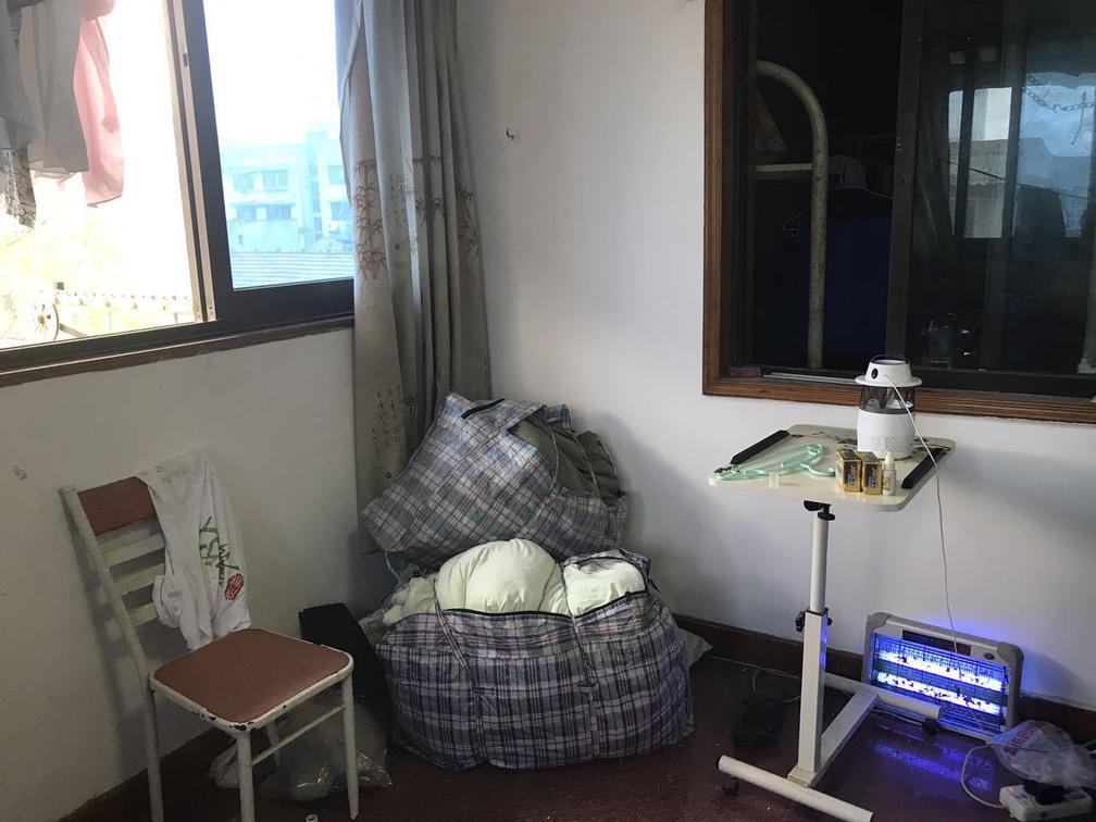 重庆|晒晒我在上海租的房，1000块钱一个床位，隔间之间还用窗户打通了