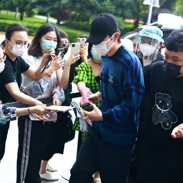 邓伦|邓伦带助理现身杭州机场，被曝7月将在横店开见面会，粉丝揭露真相