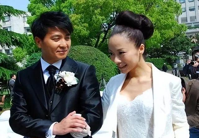 保剑锋|“童年男神”保剑锋喜提热搜,事业翻红感情低调,隐藏多年的娇妻竟然是她