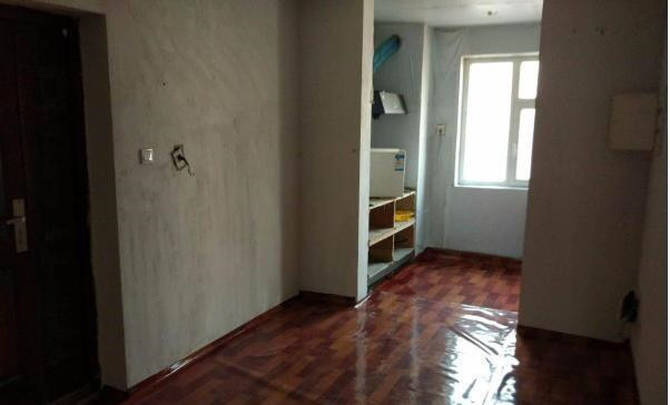 月薪4500，买完房没钱装修，直接入住毛坯房，朋友都嘲笑我寒酸