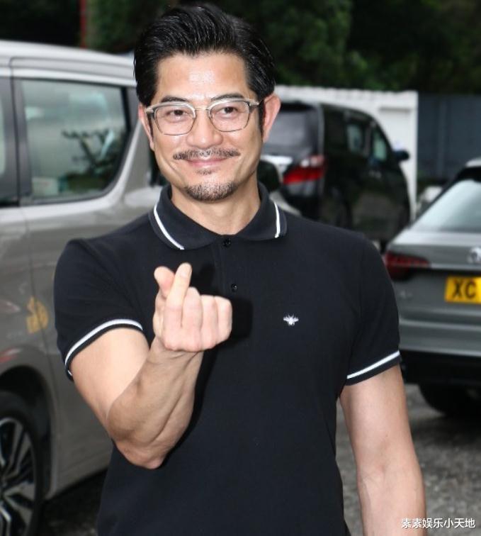 方媛|方媛和女儿在庭院内喝果汁，晒自拍不受豪宅被偷盗影响