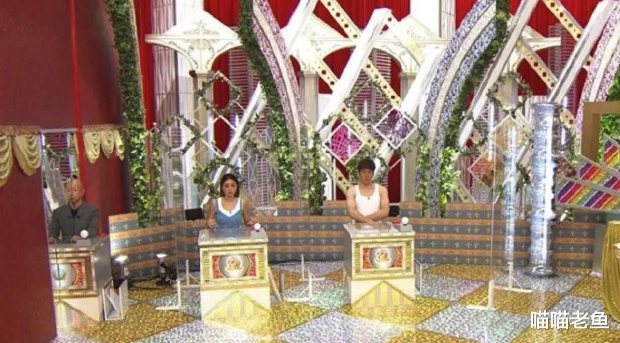 |日本综艺出新招:艺人身体左右分开录节目,左半身谈话,右半身猜谜