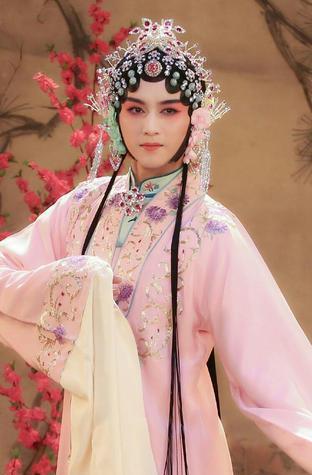 成毅|成毅《莲花楼》凤冠霞帔造型养眼，还有哪些男星的女装令人惊艳？